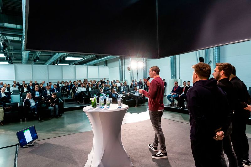 Jedes Team hatte genau drei Minuten Zeit für seine Präsentation. (Bild: Stefan Bausewein)