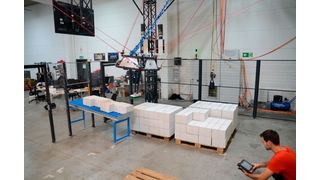 Für das Teachen eines Roboters ist es wichtig, sich im Raum zu bewegen und permanenten Blickkontakt zum Roboter zu haben. Mit einem kabelgebundenen Gerät wäre dies nahezu unmöglich. (Bild: Keba)