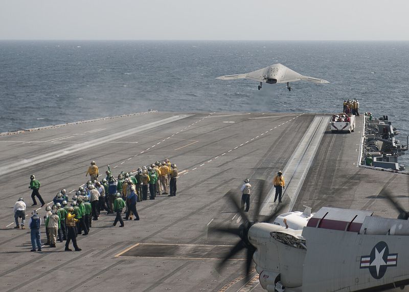 Katapultstart nach der ersten erfolgreichen Carrier-Landung (MC3 Christopher A. Liaghat)