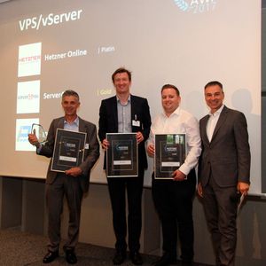 Die Gewinner der Kategorie „VPS/vServer“: Hetzner Online (Günther Müller), Server4You (Dr. Claus Boyens) und IP-Projects (Michael Schinzel).(Bild:  Vogel IT-Akademie)