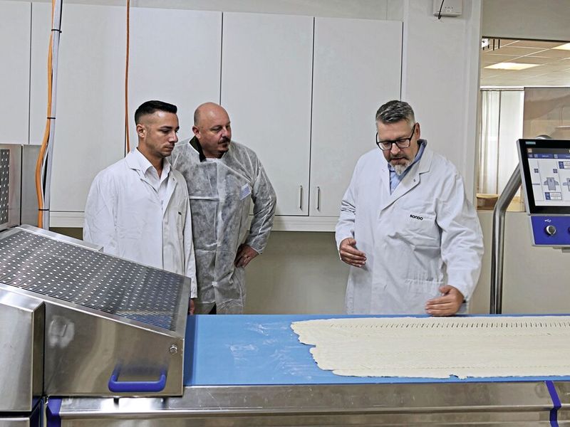 Thomas Trachsel präsentiert Davide Cannova von Eplan und Thom Moser von Aveniq die neueste Anlage von Rondo Burgdorf. (Bild: Lion Communication)