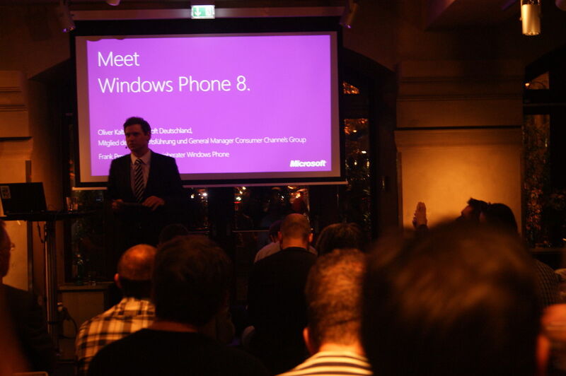 Zahlreiche Journalisten tummelten sich beim Launch von Windows Phone 8 und lauschten Oliver Kaltner, Mitglied der Geschäftsführung und General Manager Consumer Channels Group bei Microsoft. (IT-BUSINESS/Heidi Schuster)
