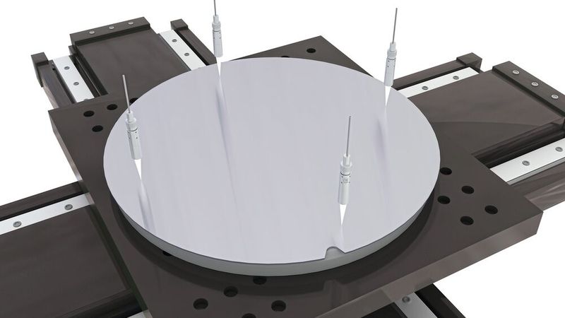 Bei der Luftspaltmessung von Glasmasken und Wafern mit dem interferoMeter IMS5200 wird das polychromatische Licht senkrecht auf Glas und Wafer gerichtet. (Bild: Micro-Epsilon )