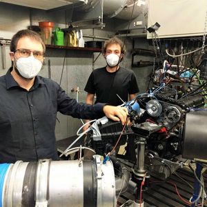 Die wissenschaftlichen Mitarbeiter Konstantin Huber (links) und Felix Gackstatter, am hochinstrumentierten Motorprüfstand bei Spiess Motorenbau. Bei den Tests mit der neuen Wärmefluss-Messmethode stellte sich heraus, dass Ergebnisse damit mindestens zehnmal, wenn nicht gar hundertmal, schneller vorliegen.