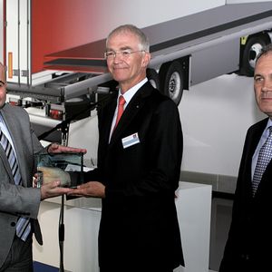 Dr. Leonidas Dokos(links), Analyst Chemicals and Materials bei Frost and Sullivan, hat auf der Nutzfahrzeugmesse IAA 2012 den „Product Innovation Award 2012“ an Lamilux-Geschäftsführer Dr. Heinrich Strunz (Mitte) und den technischen Leiter Stefan Bachstein überreicht.