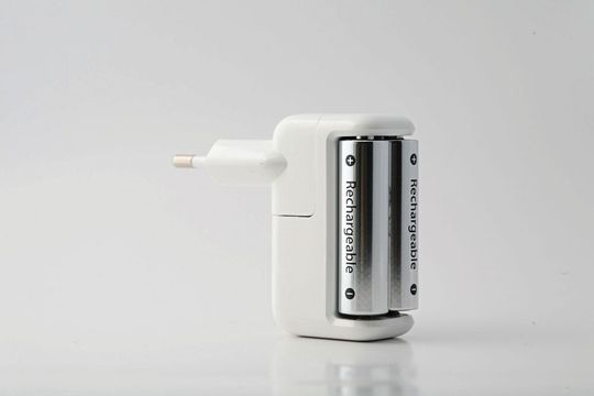 Der Gesundheitszustand einer Lithium-Ionen-Batterie verändert sich mit zunehmender Alterung. KI-Modelle können charakteristische Veränderungen in den Lade- und Spannungskurven nutzen, um den State of Health abzuschätzen.(Bild:  frei lizenziert / Pexels)
