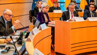 Autogipfel im Stuttgarter Rathaus (v.l.): Michael Ziegler, Wirtschaftsministerin Nicole Hoffmeister-Krautt, OB Frank Nopper, Stéphane Séjourné, Exekutiv-Vizepräsident für Wohlstand und Industriestrategie. (Bild: Landeshauptstadt Stuttgart / Fabrice Weichelt.)