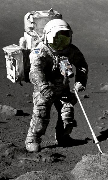 Harrison Schmitt mit Greifhilfe bei der Aufnahme von Gesteinsproben. (Bild: Nasa)