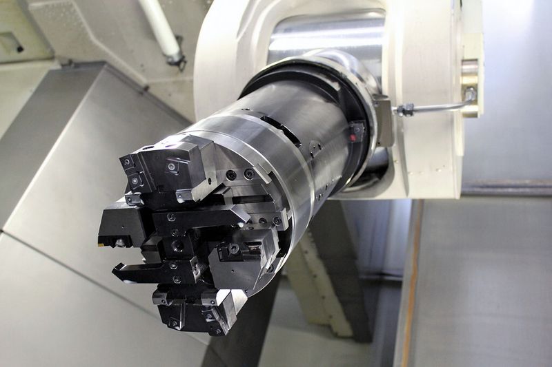 Bild 3: Werkzeug mit Komtronic-U-Achssystem: Mit diesem Werkzeug werden bei MTU Zylinderbohrungen mit komplexen Konturen, Übergängen, Radien und Schrägen komfortabel und schnell bearbeitet. (Bild: Komet)