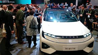 Unser Redakteur Sven Prawitz hat vor Ort unter anderem Bytons M-Byte unter die Lupe genommen. Besonders beeindruckend findet er die umfangreiche Technik rund um das Thema Connectivity, auf das der deutsch-chinesische Hersteller massiv setzt.  (Sven Prawitz/Automobil Industrie)