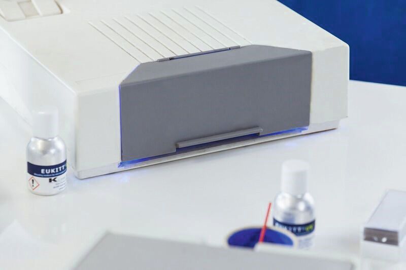 Abb. 1b: Die Belichtung der Präparate mit UV-Licht im UV-Ofen. (Orsatec)