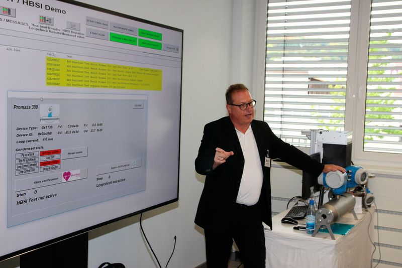Endress+Hauser zeigte zusammen mit dem Partner Hima live die vereinfachte automatisierte wiederkehrende Prüfung am Beispiel einer Coriolis Durchfluss-Schutzeinrichtung. (Kempf / PROCESS)