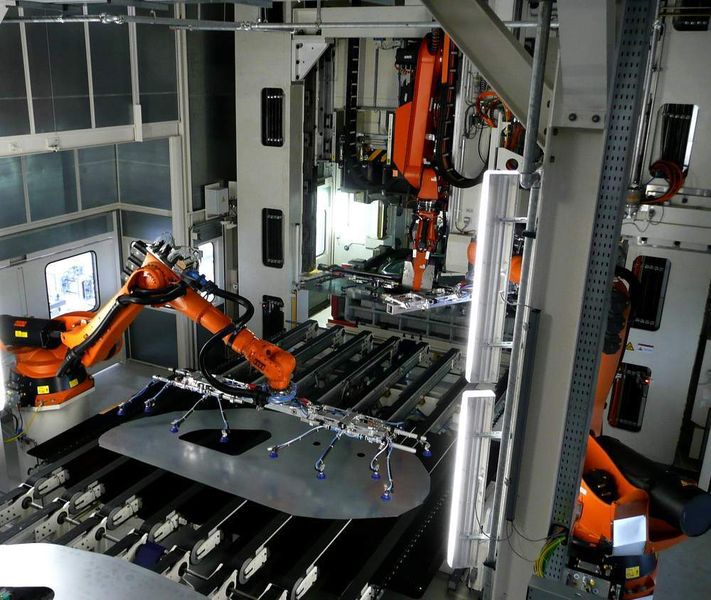 Ein Blick in die Fertigung: Die neuen Crossbar-Feeder von Schuler transportieren die Teile von einer zur nächsten Pressenstufe. (Archiv: Vogel Business Media)