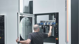 Ibarmia hat bei seiner neuesten Version der Z-Baureihe das Werkzeugmagazin versetzt. Jetzt haben darin maximal 60 Zerspanungswerkzeuge Platz. Das Magazin arbeitet jetzt auch um rund 30 Prozent dynamischer. (Bild: Ibarmia)