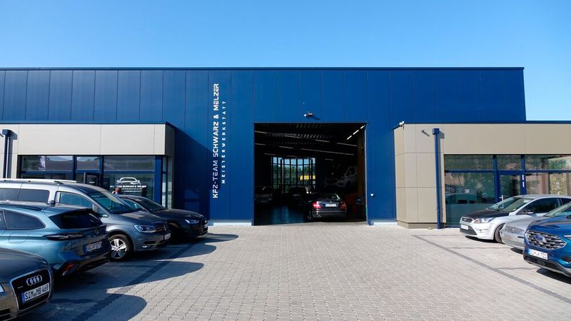 Das beeindruckende Werkstattgebäude in Halsenbach war ein Glückstreffer für Jens Schwarz und Philipp Melzer, die hier 2024 ihr gemeinsames Unternehmen Kfz-Team Schwarz & Melzer gegründet haben. (Bild: Rosenow – VCG)