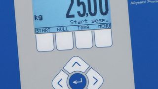 Die bedienfreundliche Wägesteuerung Mini Pond 3F ermöglicht präzises und wiederholgenaues Abwägen von Granulaten und rieselfähigen Feststoffen in Abfüll- und Absackanlagen. (Bild: B+L Industrial Measurements)