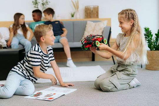 Die Produkte von fischertechnik halten in über 60 Ländern Einzug in Kinderzimmern, in Bildungseinrichtungen und in Unternehmen.(Bild:  Fischertechnik)