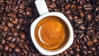 La caffeina è nota alla maggior parte delle persone grazie al caffè, ma è presente anche nel tè nero e nel cioccolato. Questo articolo di sintesi spiega cosa contraddistingue questa molecola stimolante. (Immagine simbolica) (Immagine:licenza libera, Sahand Hoseini)
