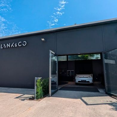 Das Autohaus Hedtke hat eine ehemalige Industriehalle in einen Lynk & Co-Showroom umgewandelt. (Bild: Mauritz – VCG)