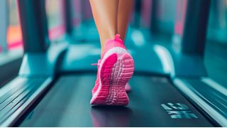 Es muss nicht gleich ein Laufband sein, aber Bewegung am Bildschirmarbeitsplatz verbessert nicht nur das Wohlbefinden, sondern erhöht beispielsweise auch die Konzentrationsfähigkeit. (Bild: Paveena yodlee - stock.adobe.com / KI-generiert)