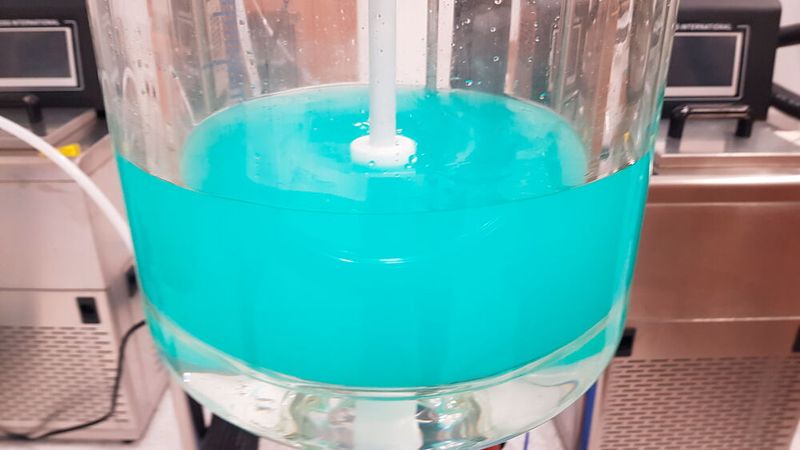 DES sind umweltfreundliche Lösungsmittel, die durch Mischen eines Wasserstoffbrückenbindungsdonors (HBD) und eines Wasserstoffbrückenbindungsakzeptors (HBA) entstehen. (Bild: Iondrive)