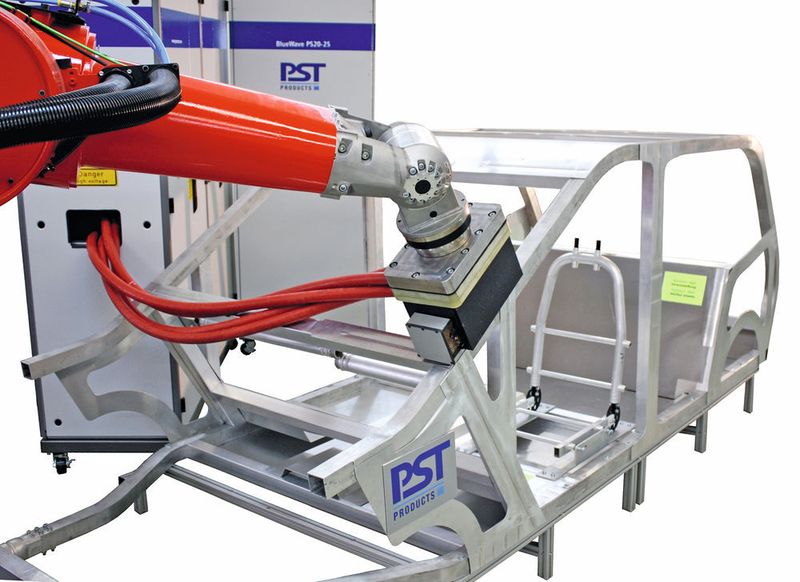 Roboterunterstützte EMPT-Anlage, die rohrförmige Metallkomponenten des Rahmens einer Pkw-Karosserie bearbeitet. (PSTproducts)