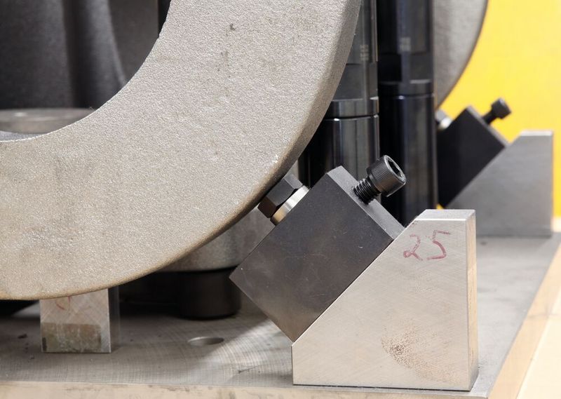 Die Positionsfüße von Norelem verhindern ein mögliches Nachfedern, das beim Fräsprozess entstehen kann. (Bild: Kracht GmbH)