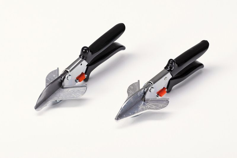 Der 3. Preis geht an die Gehrungsschere (mit 45° Anschlägen). Links das Original der Gebr. Schröder GmbH, Kiel, Deutschland (Marke „Original-Löwe“, hier OEM produziert für Firma „Würth“); rechts das Plagiat vertrieben durch die Adolf Würth GmbH & Co. KG, Künzelsau, Deutschland, aus dem Ursprungsland Taiwan - ohne entsprechende Kennzeichnung. (Bild: Aktion Plagiarius e.V.)