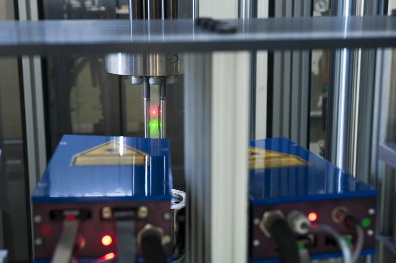 Das Laser-Doppler-Dehnungs-Messsystem an der Hochgeschwindigkeitszugprüfmaschine. (Bild: Thyssen Krupp Steel Europe)