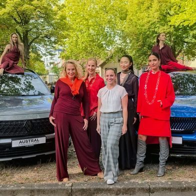 Katharina Heinz (Mi.), Geschäftsführerin von Car Avenue AGS und vom Autocenter Heinz, hat die Jubiläums-Modenschau der bekannten deutschen Designerin Anja Gockel (li.) in Mainz unterstützt. Auch die neuen Renault-Modelle waren Teil der Show. (Bild: Mauritz – VCG)