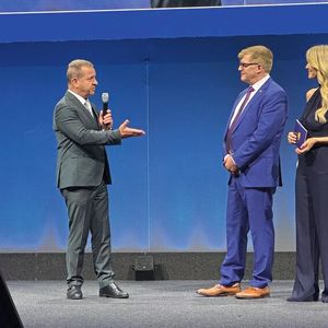 Der Zentralverband Deutsches Kraftfahrzeuggewerbe (ZDK) und die DAT richten seit Jahren die Präsentation des jeweils neuesten Reports und den ZDK-Neujahrsgipfel als gemeinsame Veranstaltung aus. Im Bild u. a.: ZDK-Präsident Thomas Peckruhn (l.) und DAT-Geschäftsführer Jens Nietzschmann bei der Eröffnung der Veranstaltung.(Bild:  Achter – VCG)