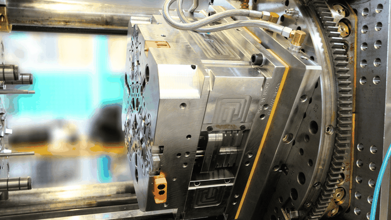 Drehtellertechnologie im Mehrkomponentenspritzguss ist mehr als eine Rotationsbewegung: Werkzeug, Medienführung, Maschinenlayout und Wartungskonzept müssen frühzeitig als Gesamtsystem ausgelegt werden.(Bild:  Polar-Form)