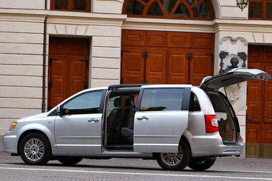 Viel Platz für Passagiere und Gepäck: Der Lancia Voyager hat (in zweisitziger Konfiguration) ein maximales Ladevolumen von fast 4.000 Litern. Auch das Platzangebot im Fond ist üppig. Besonders praktisch: die per Knopfdruck bedienbaren Schiebetüren und das flexible Sitzsystem „Stow´n Go“. (Lancia)