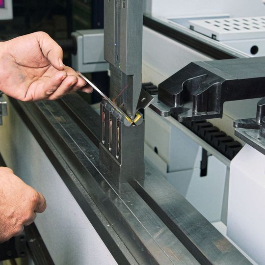 Automatisch genau: Das Winkelmesssystem ACB an der Gesenkbiegepresse gewährleistet, dass alle Bauteile unabhängig von Werkstoffeigenschaften ohne Probebiegungen exakt auf die zeichnungsgerechten Winkel gebogen werden. Automatisch genau: Das Winkelmesssystem ACB an der Gesenkbiegepresse gewährleistet, dass alle Bauteile unabhängig von Werkstoffeigenschaften ohne Probebiegungen exakt auf die zeichnungsgerechten Winkel gebogen werden.