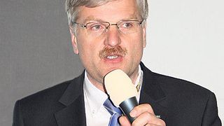 Manfred Pierl, Portfolio-Manager Auto-ID-Technik bei Sick: „ID-Pro steht für die Kompetenz von Sick in allen drei Techniken der Auto-Identifikation.“  Bild: Schnell (Archiv: Vogel Business Media)