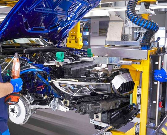 Das Ifo-Institut informiert, dass nach einem kurzen Anstieg, die Stimmung im deutschen Automobilbau wieder abgesackt ist. Hier mehr dazu ...(Bild:  BMW)