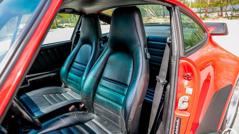 Auch der Innenraum präsentiert sich in tadellosem Zustand. Einzig der Fahrersitz weist ein paar typische Gebrauchsspuren auf. (Bild: Kickdown)