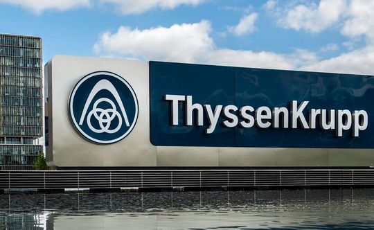 In einer Woche wird Thyssenkrupp die Bilanz für das Geschäftsjahr 24/25 vorlegen. Im Vorfeld leidet die Aktie des Stahlkonzerns aber unter anhaltenden Verlusten. Lesen Sie hier, was Sache ist ...(Bild:  Thyssenkrupp)