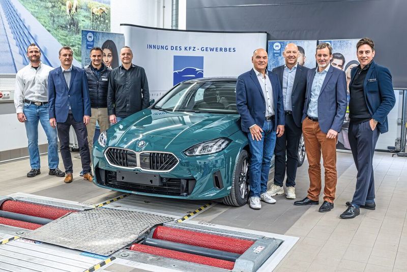 Die Kfz-Innung Oberpfalz freut sich über ihr neues Schulungsfahrzeug von BMW.(Bild:  Armin Weigel – BMW)