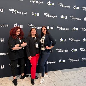 Die Augsburger Girls Besa und Lilli (IT-BUSINESS) und Svenja Mohn (Vogel IT-Akademie) stehen auf #datalicious. (Bild: Vogel IT-Medien GmbH)