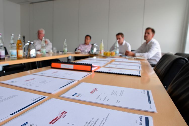 Neben den Internetauftritten der Autohäuser und den Social-Media-Präsenzen nahmen die Juroren auch die eingesandten Bewerbungsunterlagen unter die Lupe. (Untch / Vogel Business Media)