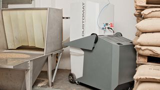 Bei der Rohkaffee-Aufgabe für Sackware muss ebenfalls entstaubt werden. Das Absauggerät ist direkt an die Aufgabestelle angeschlossen. (Bild: Esta Apparatebau)