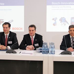 Berichteten über den Markt und die Neuheiten: Henning von Boxberg, Vorstandsvorsitzender des Bosch-Geschäftsbereichs Power Tools, Henk Becker, Mitglied des Bereichsvorstands, und Bernd Müller, Leiter Verkauf Deutschland, Österreich, Schweiz (von links).