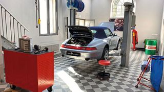 Mit dem Standort Hahn Classic bietet die Gruppe Kunden mit historischen Fahrzeugen eine Anlaufstelle. Interessenten aus der Region steht zugleich eine Eventlocation zur Verfügung. (Bild: Hahn-Gruppe)