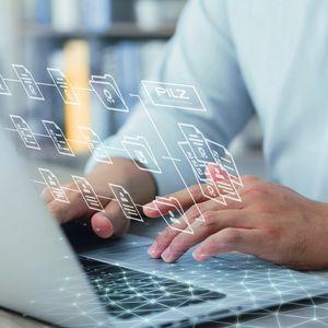 Benutzer können das Dashboard der Myzel Lifecycle Platform an die eigenen Bedürfnisse anpassen. Sie können sämtliche Dokumente zentral managen und erhalten so einen umfassenden, aktuellen Überblick über den Maschinenpark sowie über ihre Beschäftigten. (Bild: iStock.com/Thapana Onphalai, © Pilz GmbH & Co. KG)