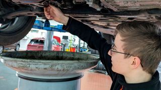 Wenn Schülerpraktikanten selbst Hand anlegen dürfen, macht der Aufenthalt im Betrieb gleich viel mehr Spaß. (Bild: Autohausgruppe Spindler)