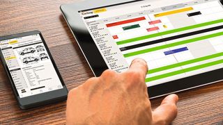 Die mehrfarbige Plantafel zeigt den Autohausmitarbeitern auf einen Blick, welches Auto in der eigenen Flotte frei ist. (Bild: Andrey Popov)