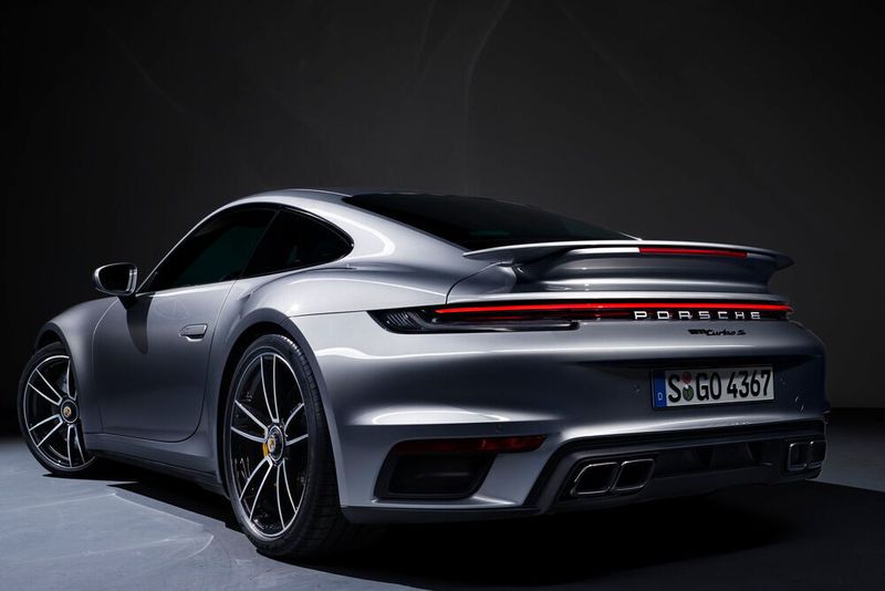 Charakteristisch für den 911 Turbo S sind Auspuffendrohre mit eckigen Öffnungen. (Porsche)
