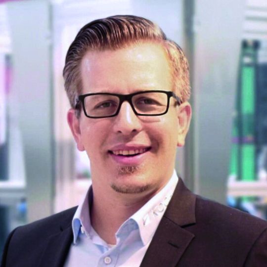 Der Ingenieur Simon Brehmer ist Head of Technology and Digitalization bei Koch Pac-Systeme. (Bild:  Koch Pac-Systeme GmbH)