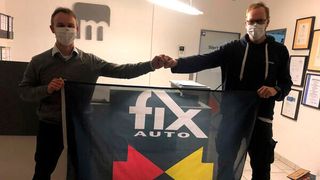 Alexander Mendl (re.), Geschäftsführer Fix Auto Altmühlfranken, zusammen mit Fix-Auto-Deutschland-Geschäftsführer Roy de Lange. (Fix Auto)